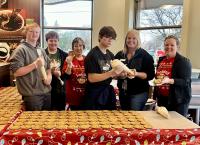 Youth Centre Decorating Holiday Smile Cookies